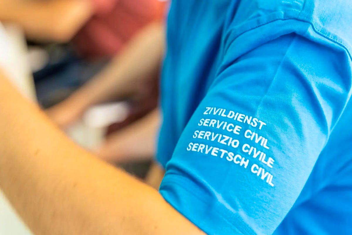 Parlement durcit les conditions d’admission au service civil et réduit les admissions annuelles