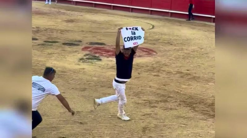 Garde à vue d’un influenceur après une action anti-corrida dans les arènes de Nîmes