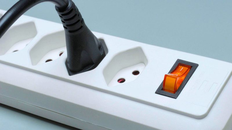 Les appareils électriques à éviter absolument sur une multiprise