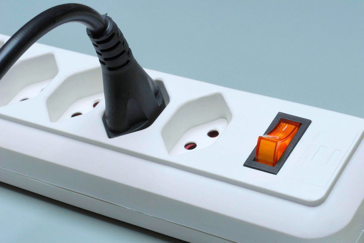 Les appareils électriques à éviter absolument sur une multiprise