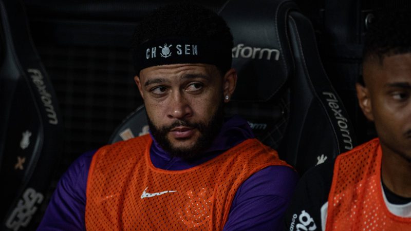 Football : Koeman prive Depay de la titularisation après le vol de son passeport