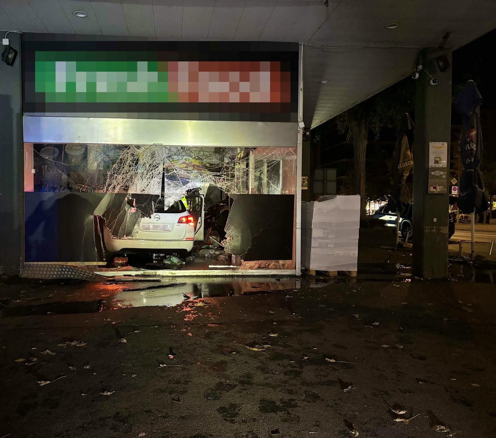 Fuite lors d’un contrôle routier dans le canton d’Argovie : un automobiliste termine sa poursuite dans une vitrine