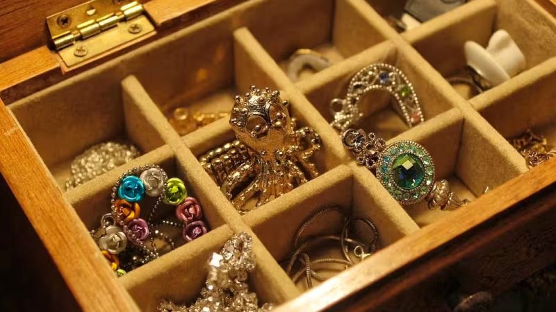 Zoug : avis mortuaire et cambriolage de bijoux — enquête en cours et révision des publications d’adresses