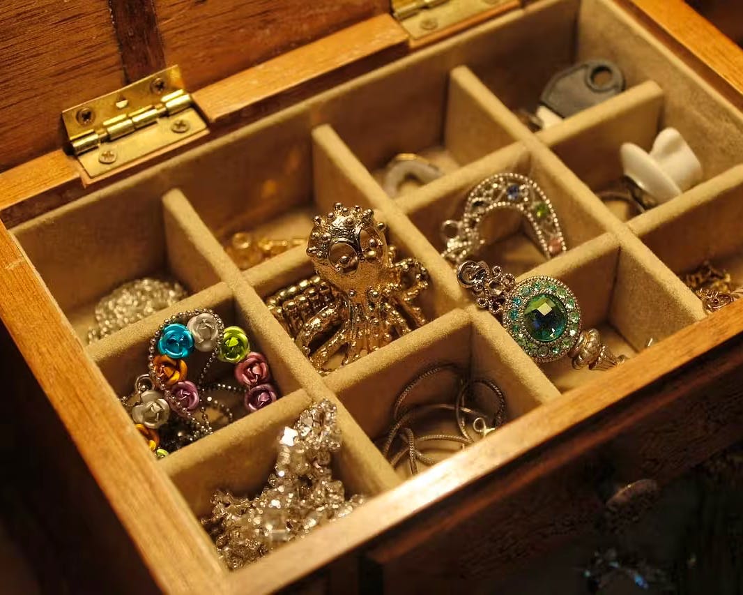 Zoug : avis mortuaire et cambriolage de bijoux — enquête en cours et révision des publications d’adresses