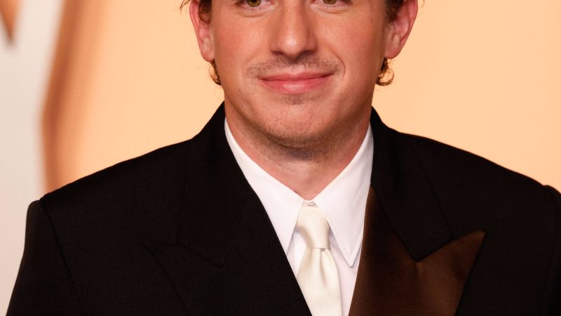 Charlie Puth annonce sa paternité dans le clip Changes