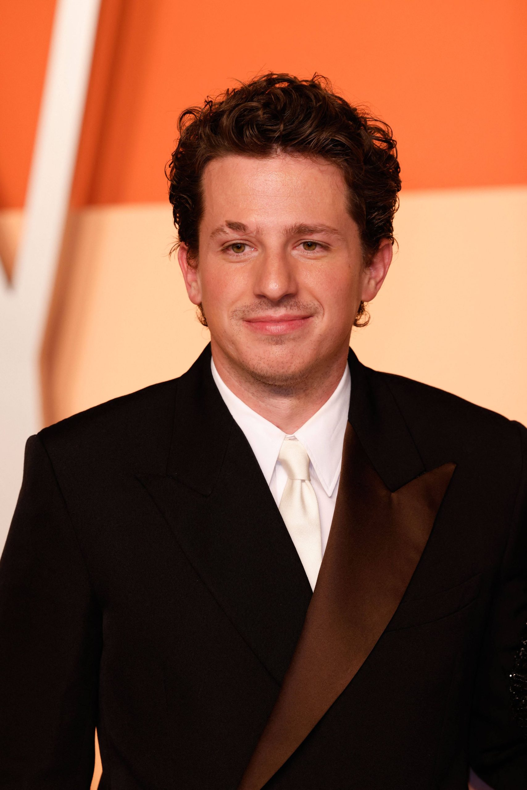 Charlie Puth annonce sa paternité dans le clip Changes