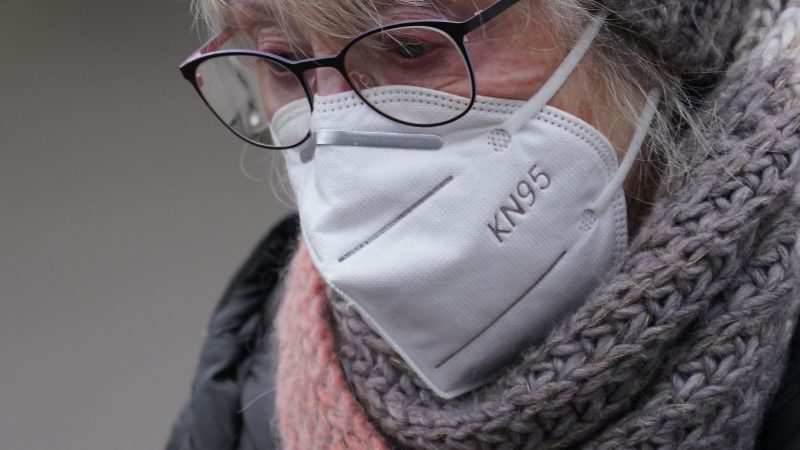 Suisse: des experts recommandent à nouveau le port du masque face à la hausse des infections respiratoires cet hiver
