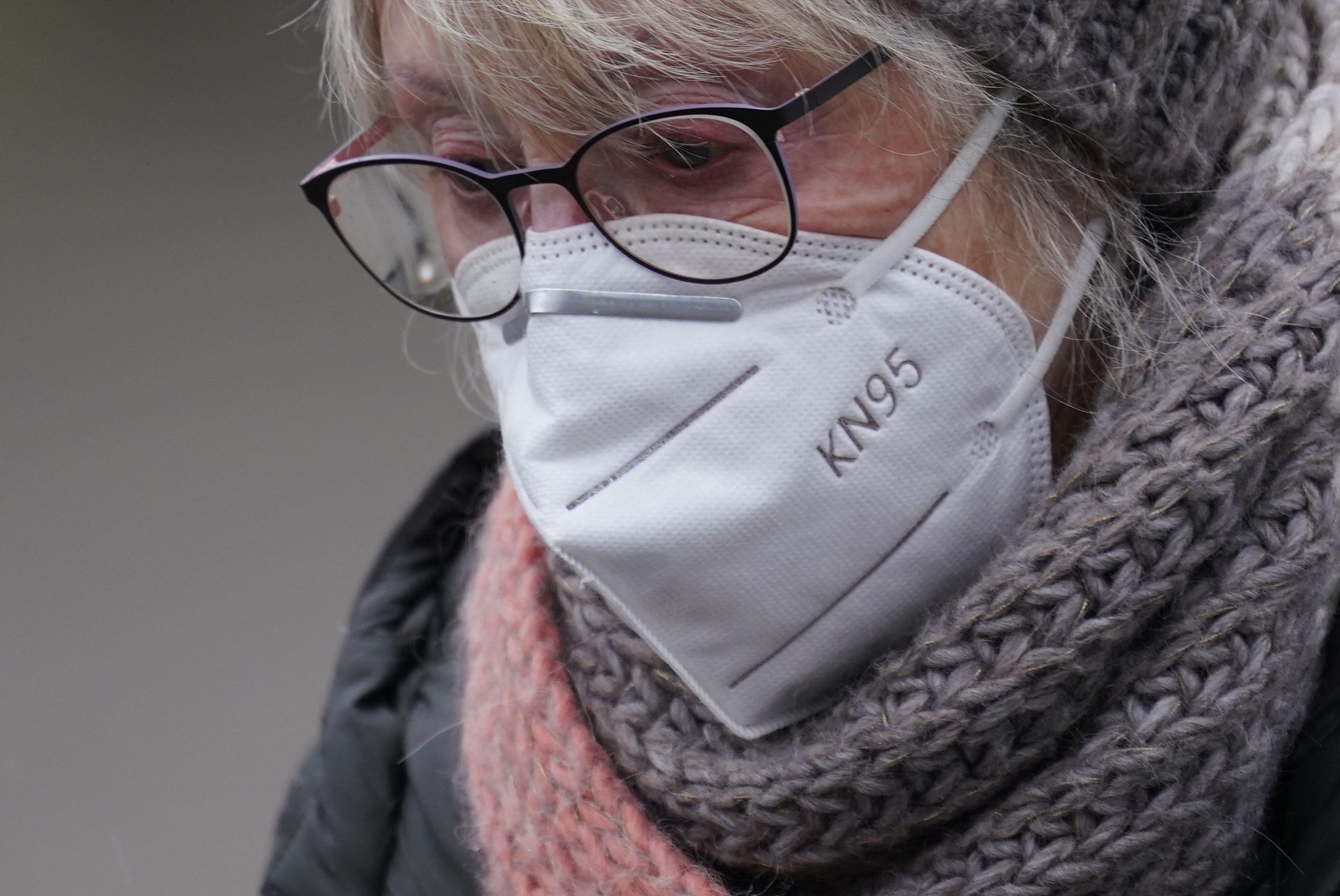 Suisse: des experts recommandent à nouveau le port du masque face à la hausse des infections respiratoires cet hiver