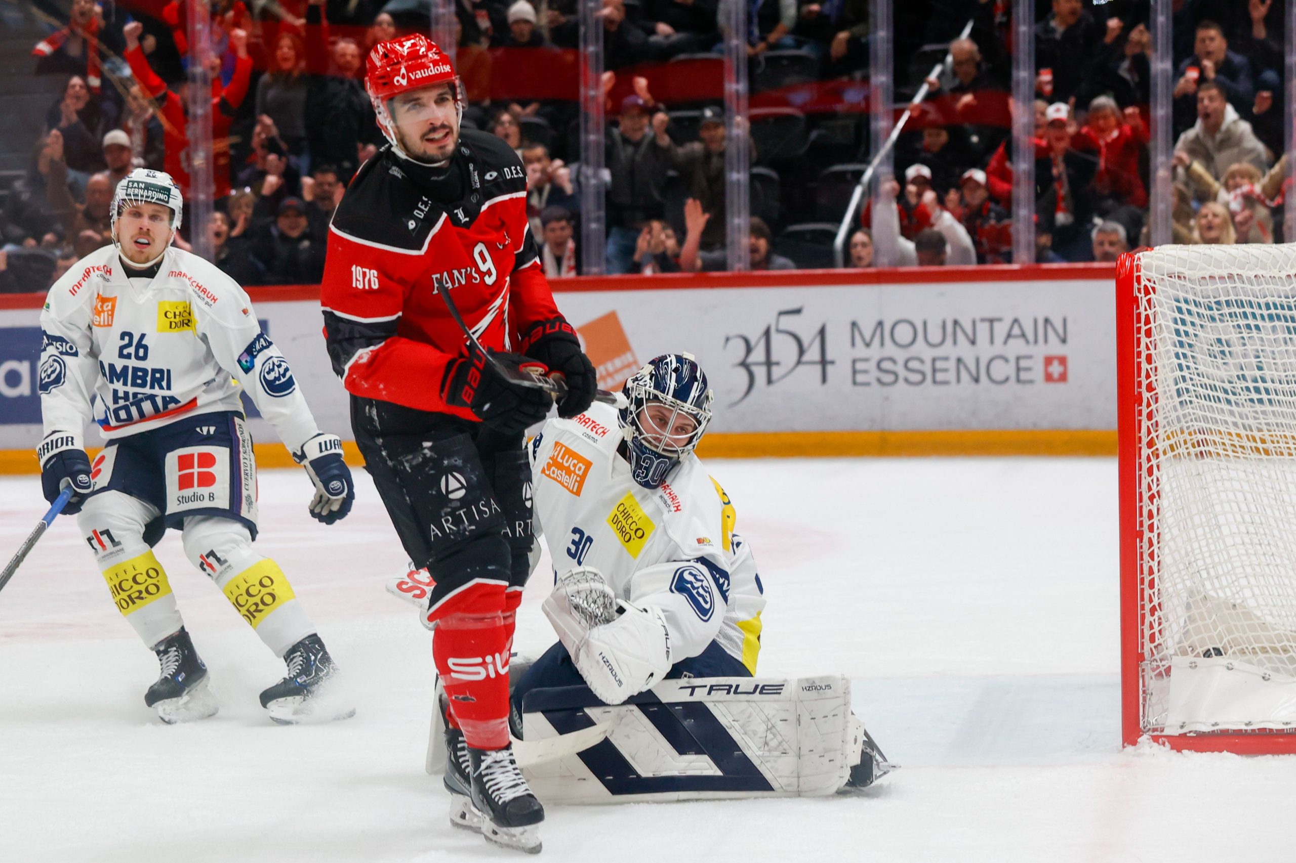 National League suisse : Lausanne domine Ambri 5-1 et Berne obtient la victoire à Fribourg après tirs au but