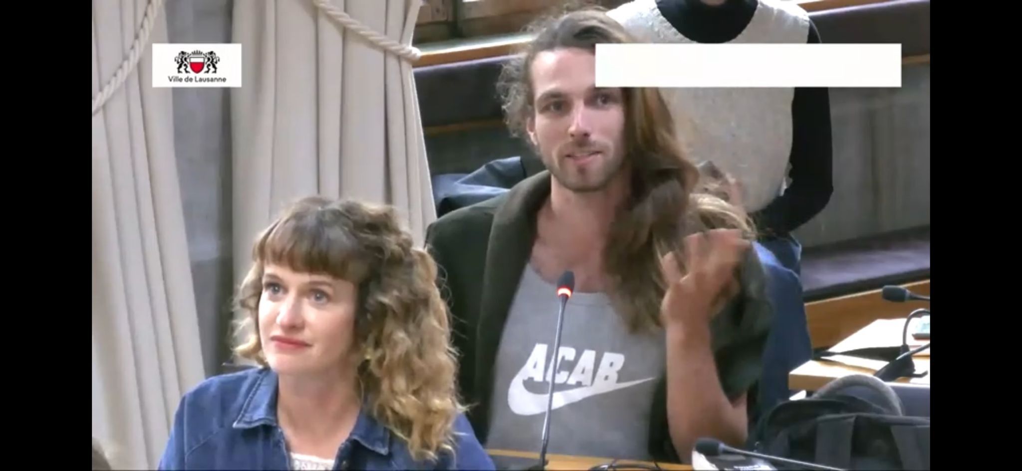 Lausanne: un élu porte un T-shirt ACAB au Conseil communal et déclenche un débat sur la police