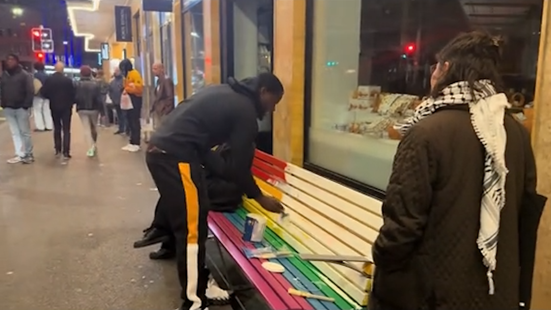 Vandalisme à Lausanne: un banc arc-en-ciel repeint en blanc après citation biblique sur TikTok