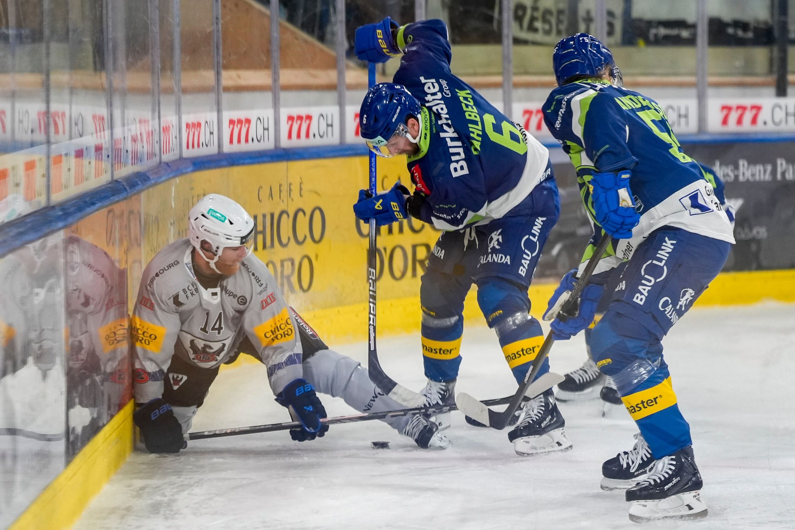 Hockey sur glace: Week-end difficile pour Fribourg-Gottéron et Ajoie après des défaites face à Davos et Zoug