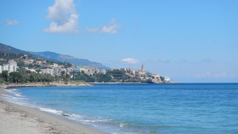 Suisse retrouvé mort en Corse : ouverture d’une enquête pour meurtre près de Bastia sur la plage de la Marana