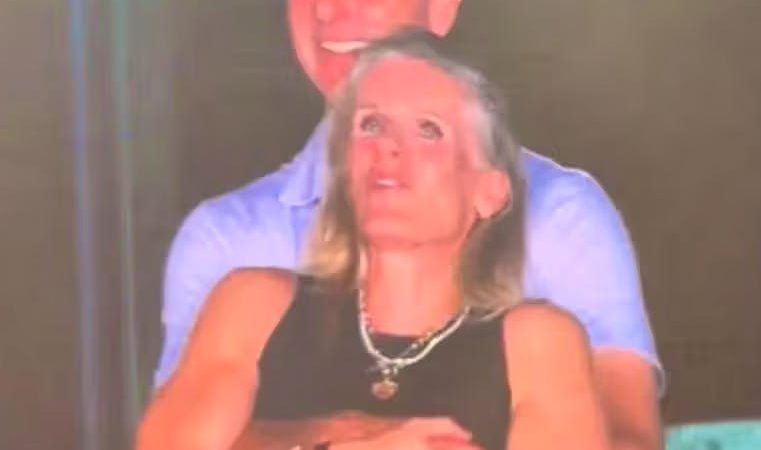 Andy Byron réapparaît avec son épouse après le scandale de la kiss cam lors d’un concert de Coldplay