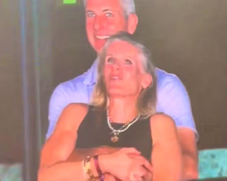 Andy Byron réapparaît avec son épouse après le scandale de la kiss cam lors d’un concert de Coldplay