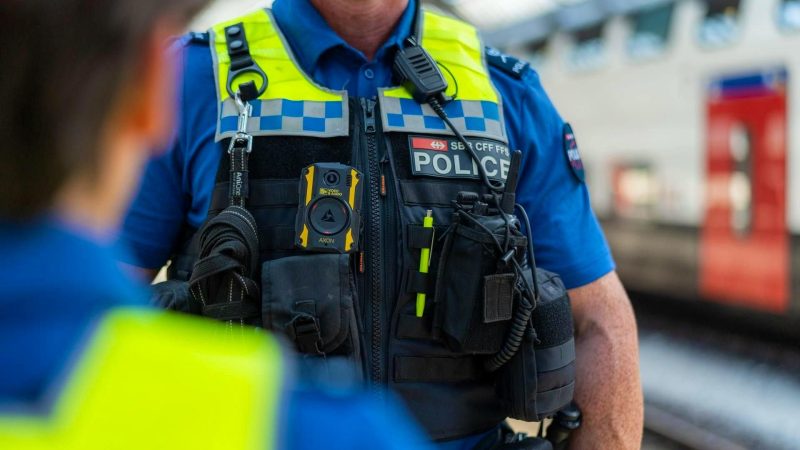 Bilan d’un an des bodycams CFF : sécurité renforcée dans les transports publics et perspectives d’extension pour les contrôleurs de train