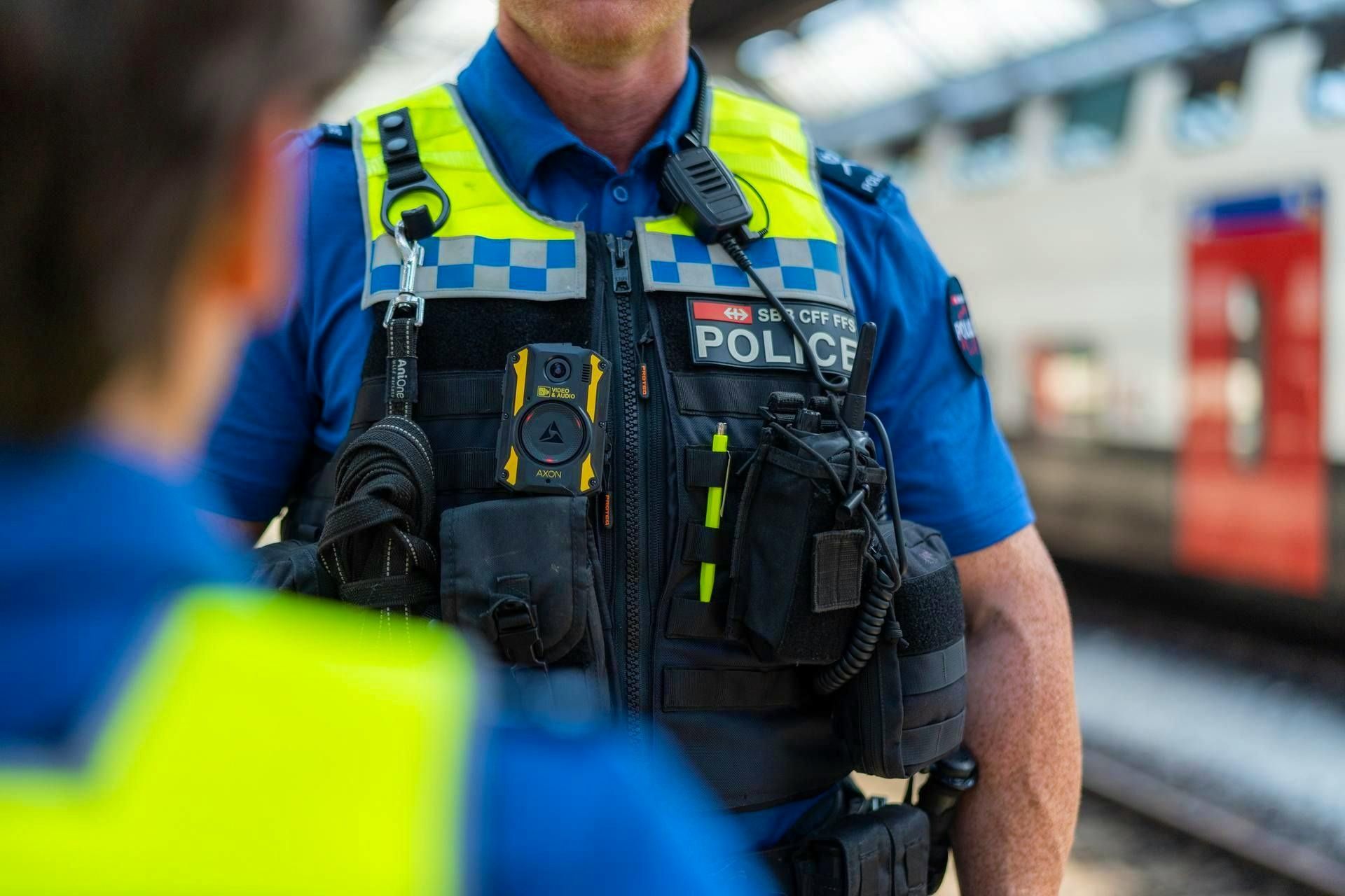 Bilan d’un an des bodycams CFF : sécurité renforcée dans les transports publics et perspectives d’extension pour les contrôleurs de train