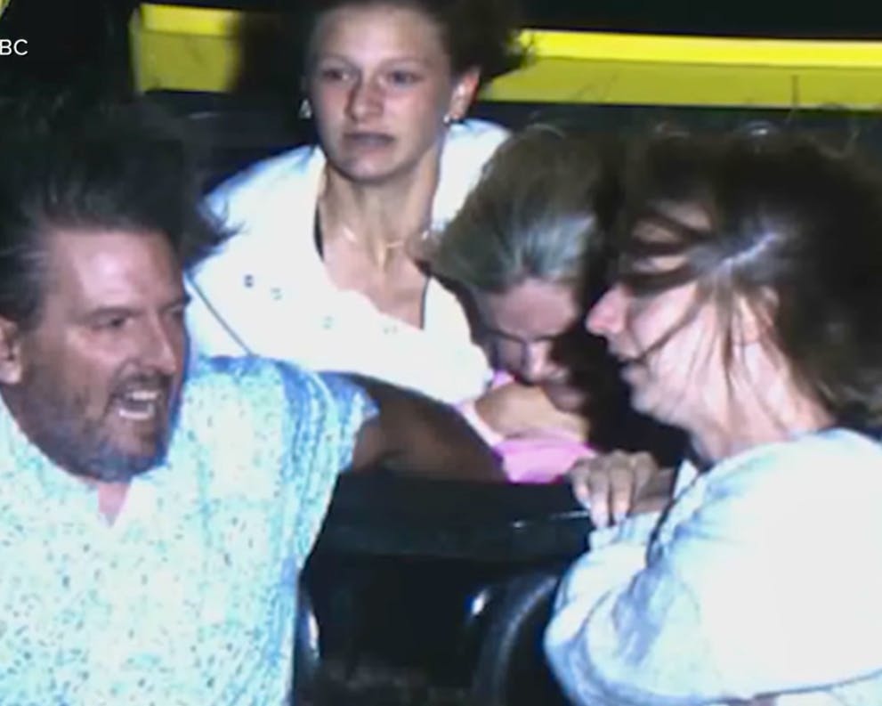 Kansas City : un couple empêche une adolescente de chuter sur le grand huit Mamba à Worlds of Fun