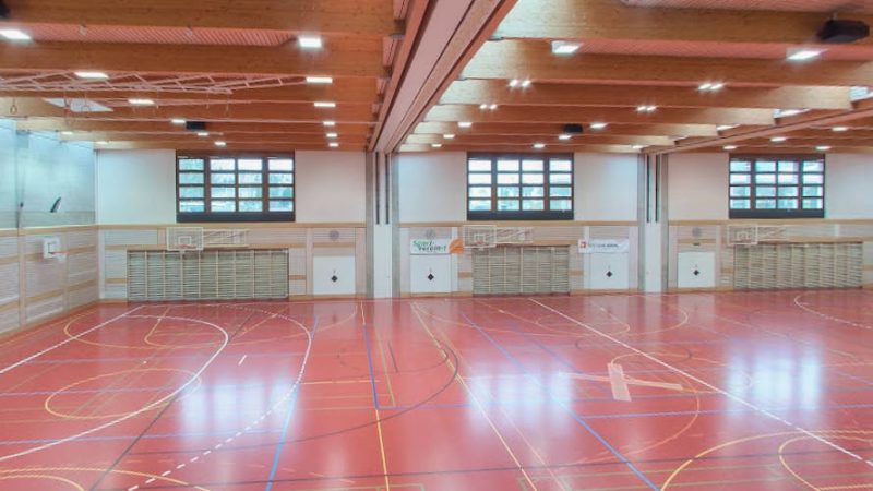 Enseignant filmé secrètement dans les vestiaires du BZWU à Wil-Uzwil : enquête et mesures