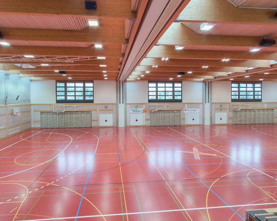 Enseignant filmé secrètement dans les vestiaires du BZWU à Wil-Uzwil : enquête et mesures