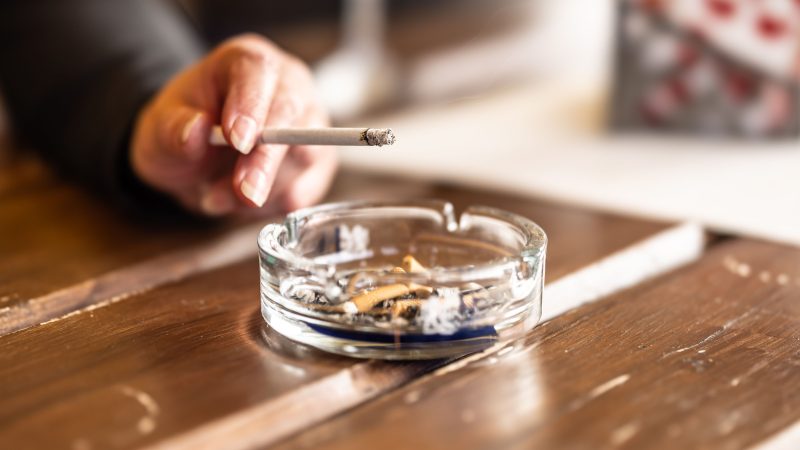 Genève : le Grand Conseil envisage d’interdire la fumée sur les terrasses lors des repas