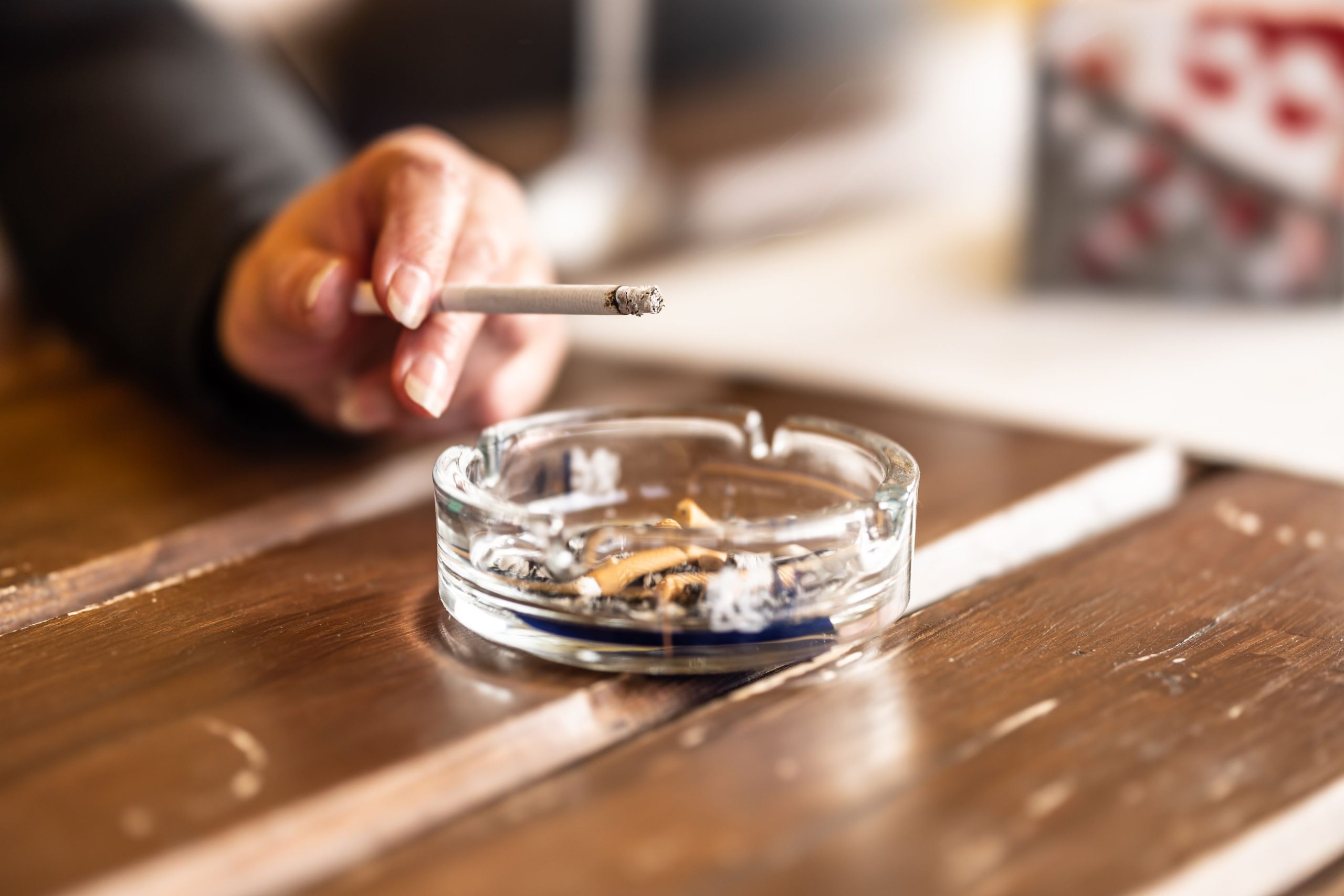 Genève : le Grand Conseil envisage d’interdire la fumée sur les terrasses lors des repas